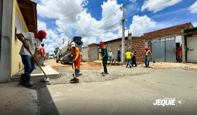 Prefeitura de Jequié leva serviços de pavimentação em concreto usinado e contempla moradores da Avenida Beira Rio e Rua Ipiranga no Mandacaru